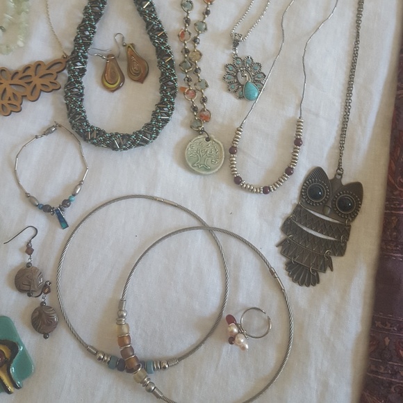 *Sold* jewelry lot - Picture 2 of 5